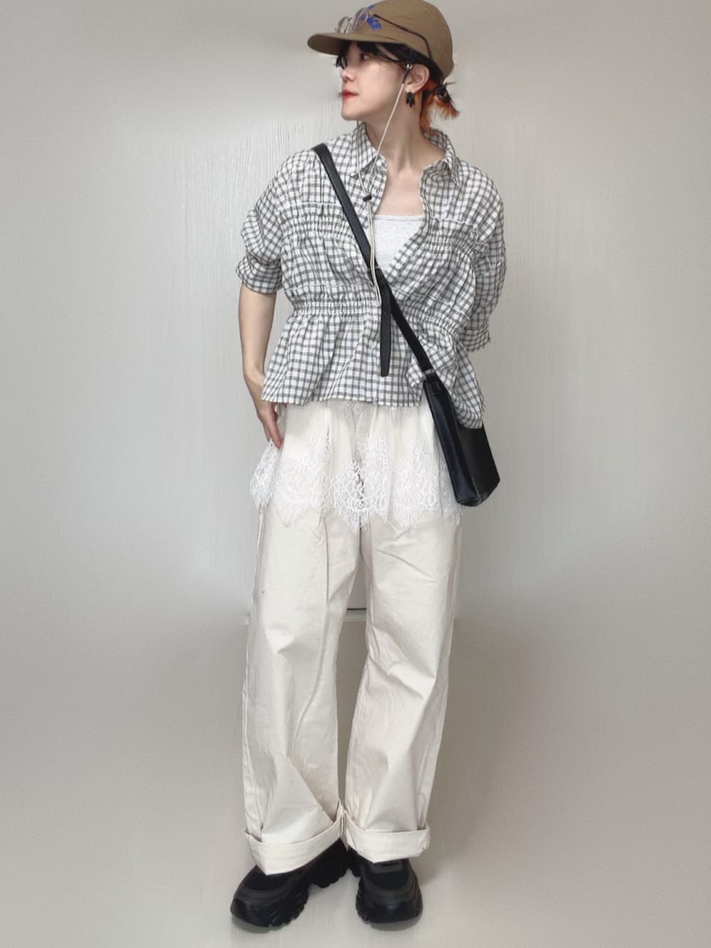 グレー系のTシャツ/カットソー、ホワイト系のシャツ/ブラウス、ブラック系のショルダーバッグを着用したレディースの夏コーディネートの3枚目の写真