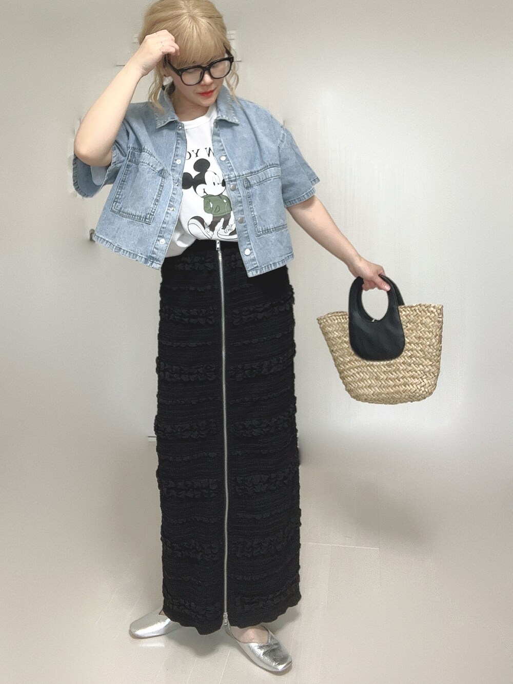 ブラック系のスカート、ブルー系のシャツ/ブラウス、ホワイト系のTシャツ/カットソーを着用したレディースの夏コーディネートの2枚目の写真