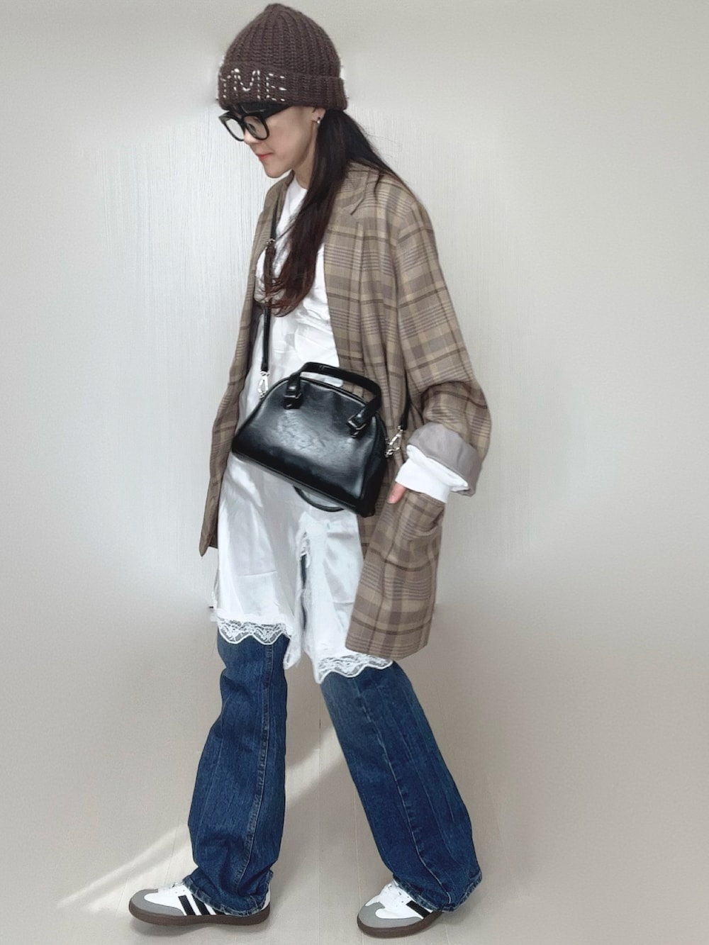 ホワイト系のTシャツ/カットソー、ホワイト系のワンピース、ブラック系のボストンバッグを着用したレディースの春コーディネートの5枚目の写真