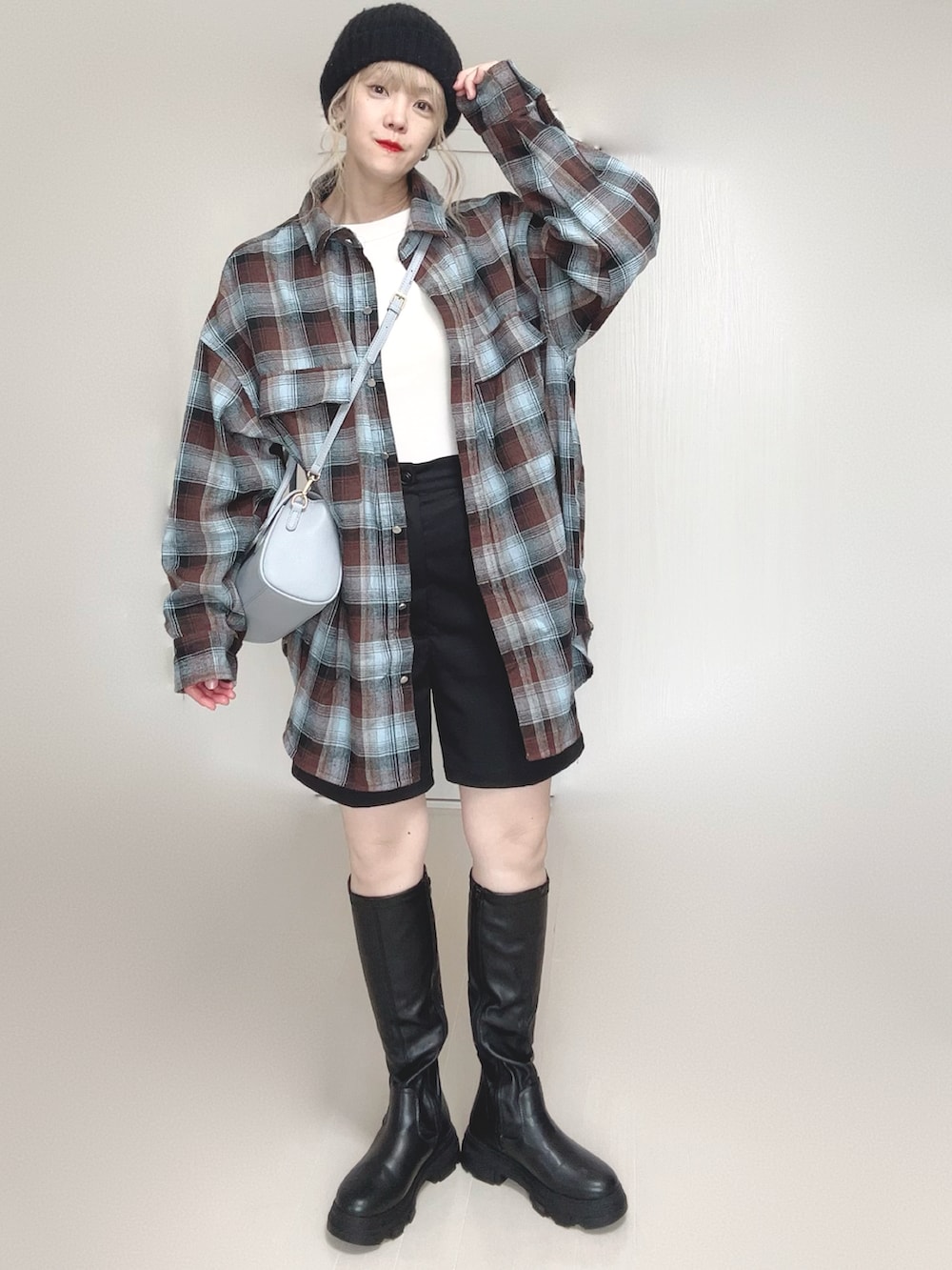 ブラウン系のシャツ/ブラウス、ブラック系のその他パンツ、ブラック系のブーツを着用したレディースの秋コーディネートの3枚目の写真