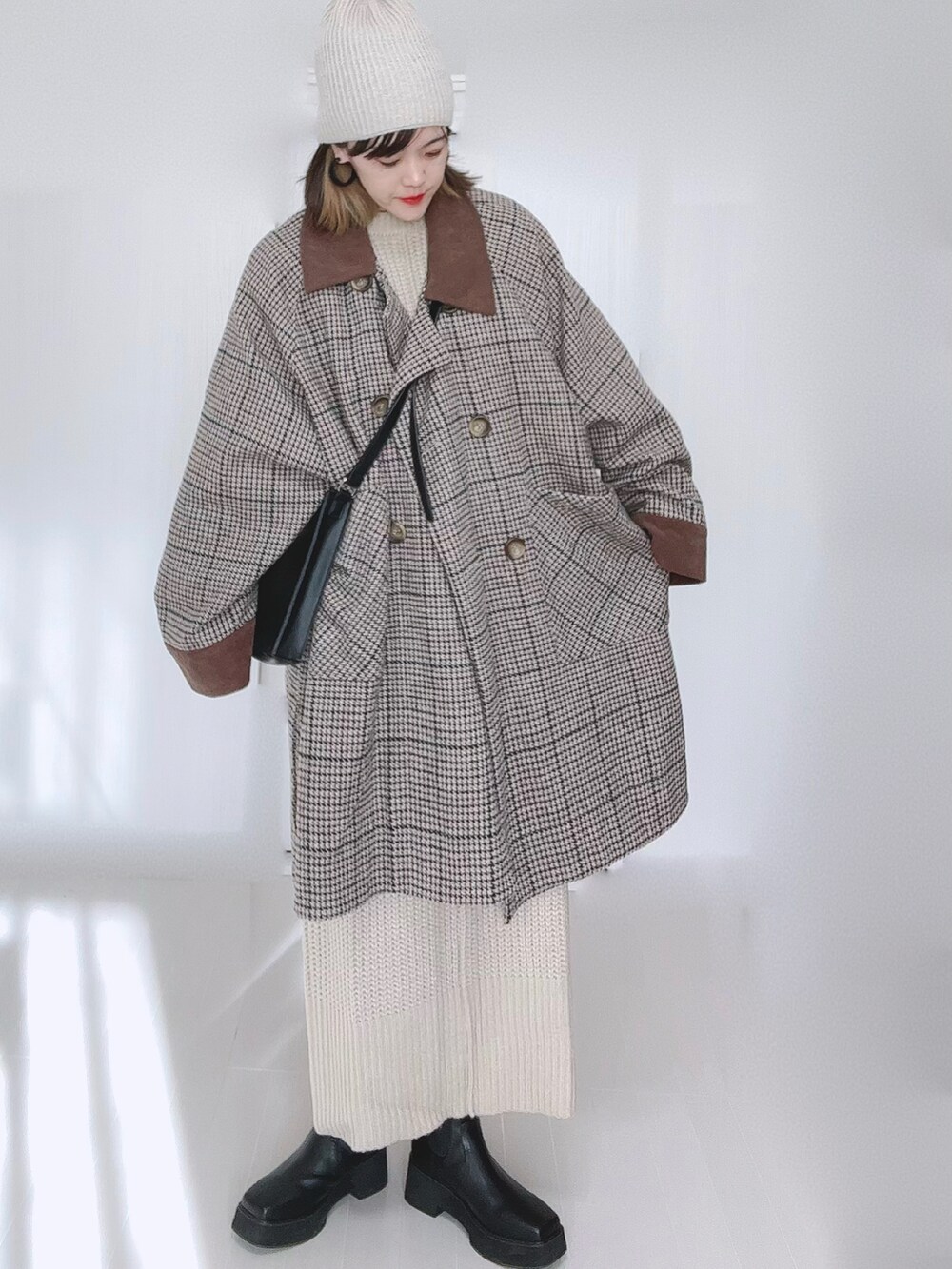 その他のその他アウター、ホワイト系のワンピース、ブラック系のショルダーバッグを着用したレディースの冬コーディネートの4枚目の写真