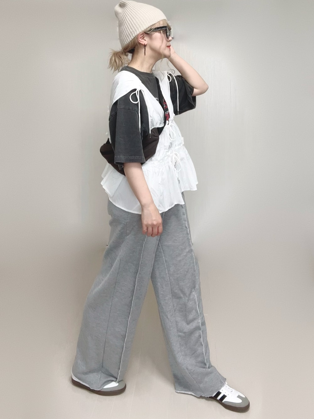 ホワイト系のシャツ/ブラウス、グレー系のTシャツ/カットソー、グレー系のスウェットパンツを着用したレディースの夏コーディネートの5枚目の写真