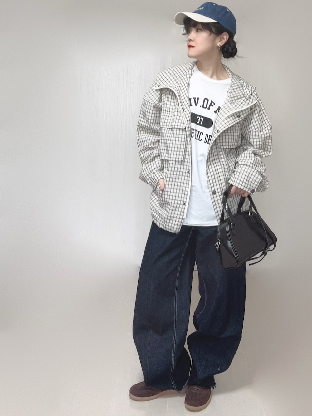 ホワイト系のTシャツ/カットソー、ブラック系のボストンバッグ、ホワイト系のパーカーを着用したレディースの春コーディネートの3枚目の写真