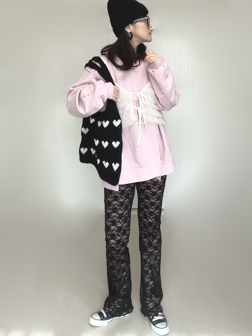 ピンク系のスウェット、ブラック系のその他パンツ、ブラック系のスニーカーを着用したレディースの冬コーディネートの5枚目の写真