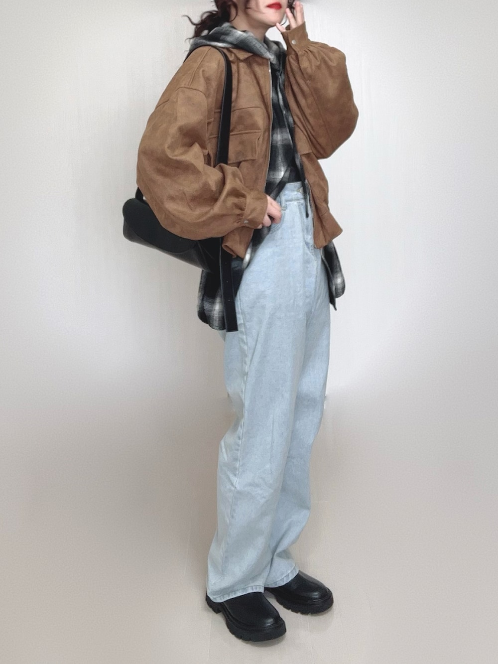 ブラック系のシャツ/ブラウス、ベージュ系のブルゾン、ブラック系のブーツを着用したレディースの秋コーディネートの3枚目の写真