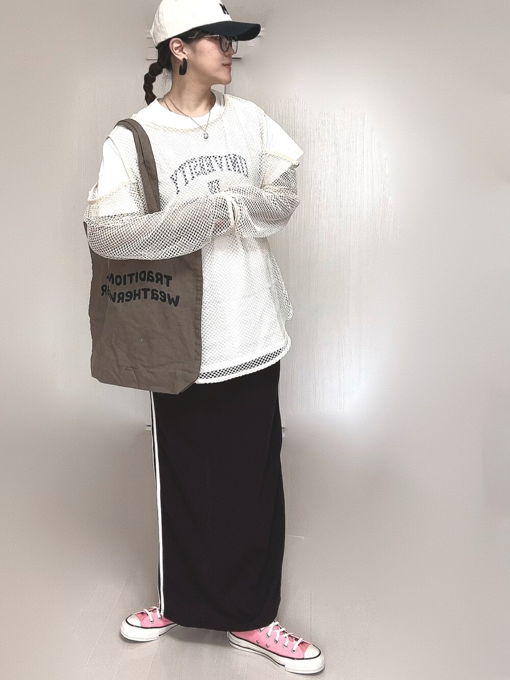 ホワイト系のTシャツ/カットソー、ブラウン系のトートバッグ、ピンク系のスニーカーを着用したレディースの春コーディネートの5枚目の写真