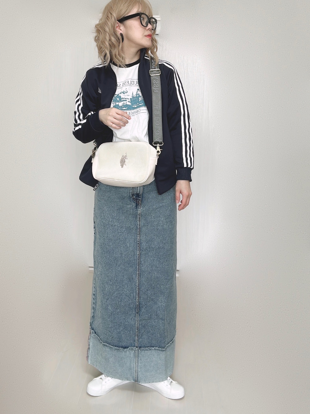 ブルー系のナイロンジャケット、ホワイト系のTシャツ/カットソー、ホワイト系のショルダーバッグを着用したレディースの秋コーディネートの3枚目の写真