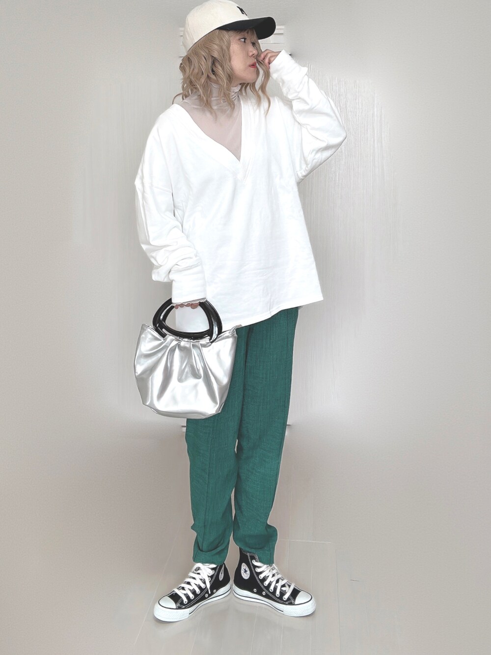 ホワイト系のスウェット、グリーン系のその他パンツ、ブラック系のスニーカーを着用したレディースの秋コーディネートの2枚目の写真