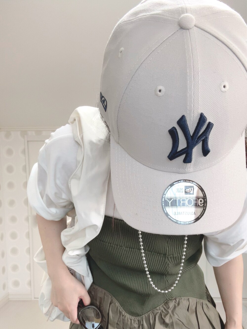 ホワイト系のTシャツ/カットソー、グレー系のスウェットパンツ、グリーン系のスカートを着用したレディースの夏コーディネートの4枚目の写真