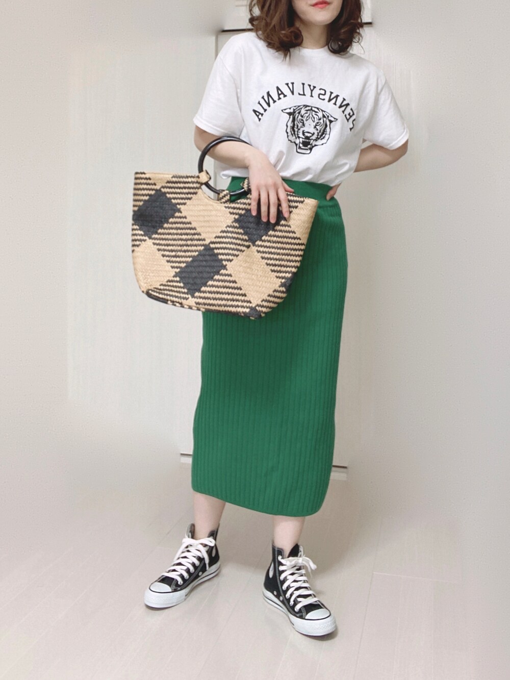 「ANGIE VINTAGE、Angie、カレッジロゴ、タイトスカート、かごバッグ、RODE SKO、ロデスコ、コンバース、大人カジュアル、春カラー」｜「ANGIEのGILDANカレッジロゴオーバーサイズTシャツ（半袖）（Tシャツ/カットソー、ホワイト系）」を使った、Ⓜ︎さん（レディース・152cm）の春コーディネートの3枚目の写真