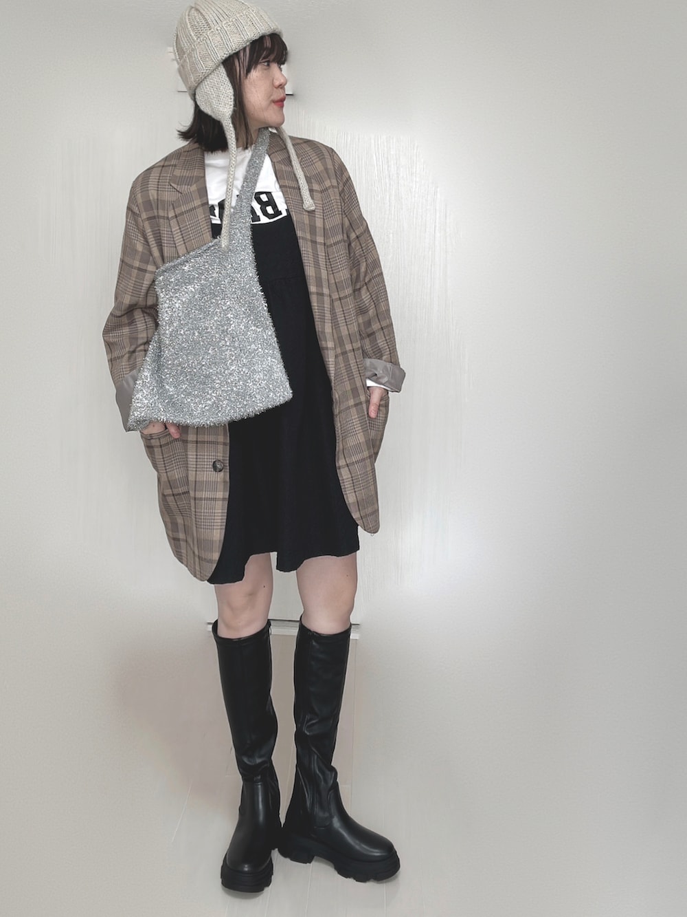 ブラック系のブーツ、グリーン系のカバーオール、ホワイト系のTシャツ/カットソーを着用したレディースの秋コーディネートの5枚目の写真