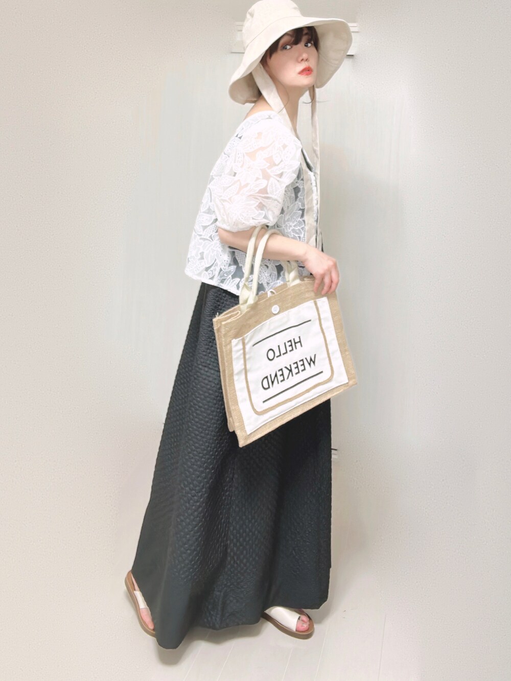 ブラック系のワンピース、ホワイト系のシャツ/ブラウス、ホワイト系のかごバッグを着用したレディースの夏コーディネートの2枚目の写真