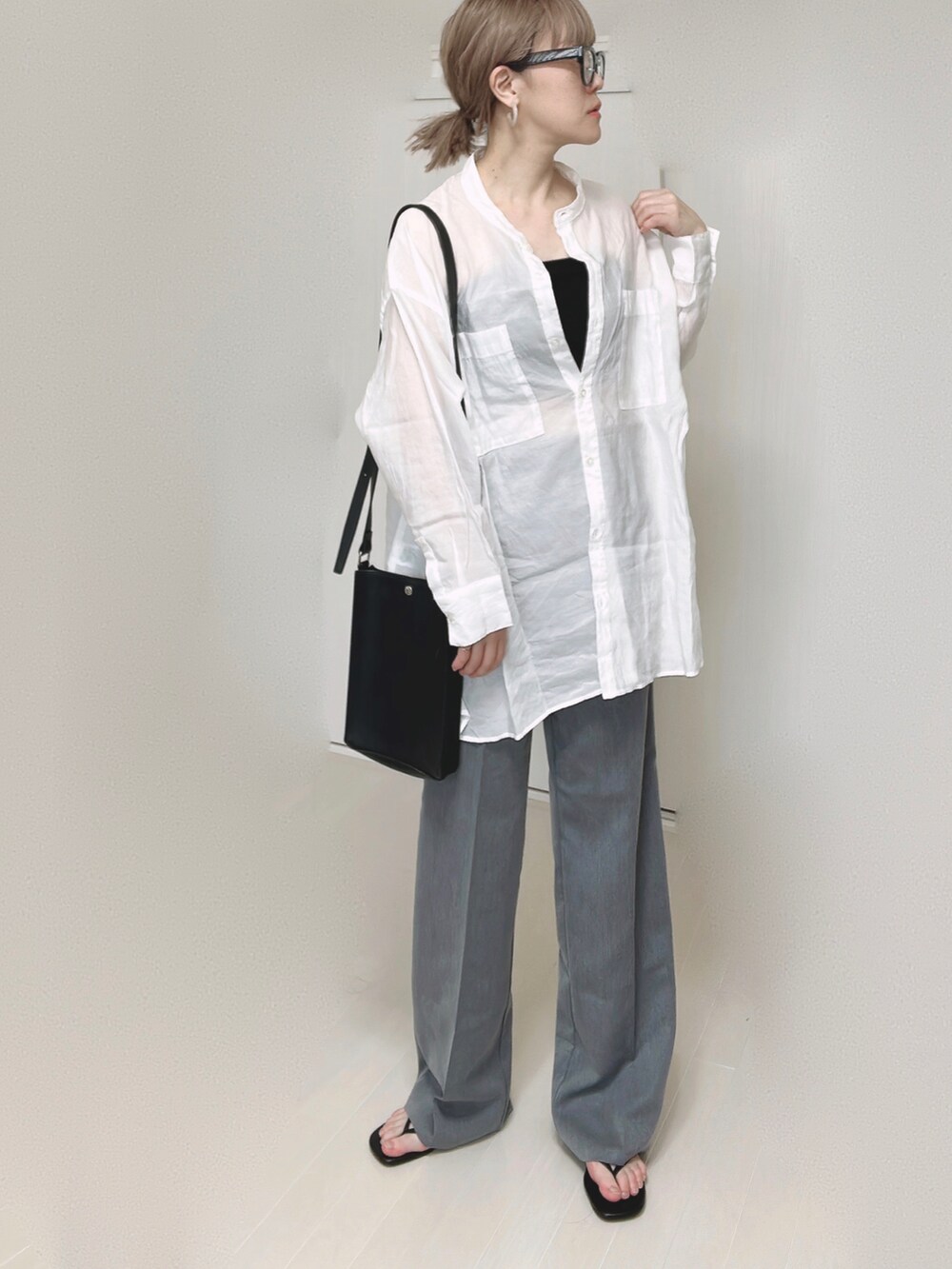 ホワイト系のシャツ/ブラウス、ブラック系のショルダーバッグ、ブラック系のサンダルを着用したレディースの春コーディネートの4枚目の写真