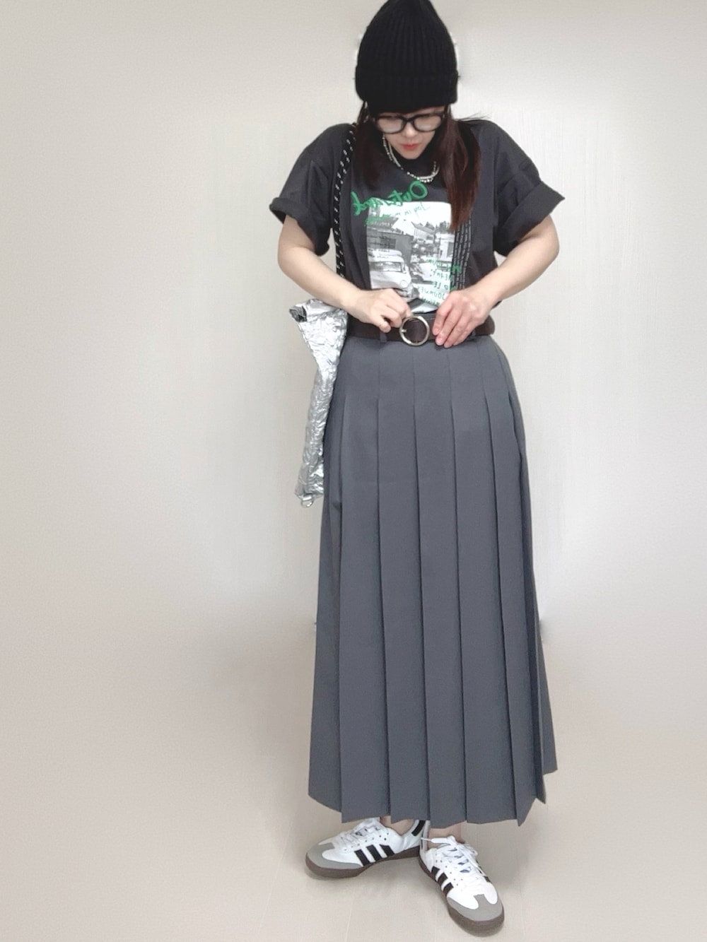 「PR、tiptop、tipコーデ、tiptop_pocket、フォトT、プリーツスカート、ウエストマーク、トートバッグ、ニット帽、adidas、メガネ女子、低身長」｜「tiptopのアソートフォトロゴBIGTシャツ（Tシャツ/カットソー、グレー系）」を使った、Ⓜ︎さん（骨格ウェーブ・レディース・152cm）の夏コーディネートの3枚目の写真