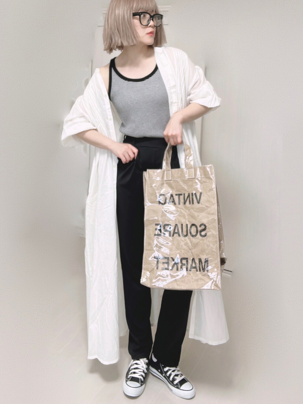 ブラック系のタンクトップ、ホワイト系のシャツワンピース、グリーン系のトートバッグを着用したレディースの夏コーディネートの5枚目の写真