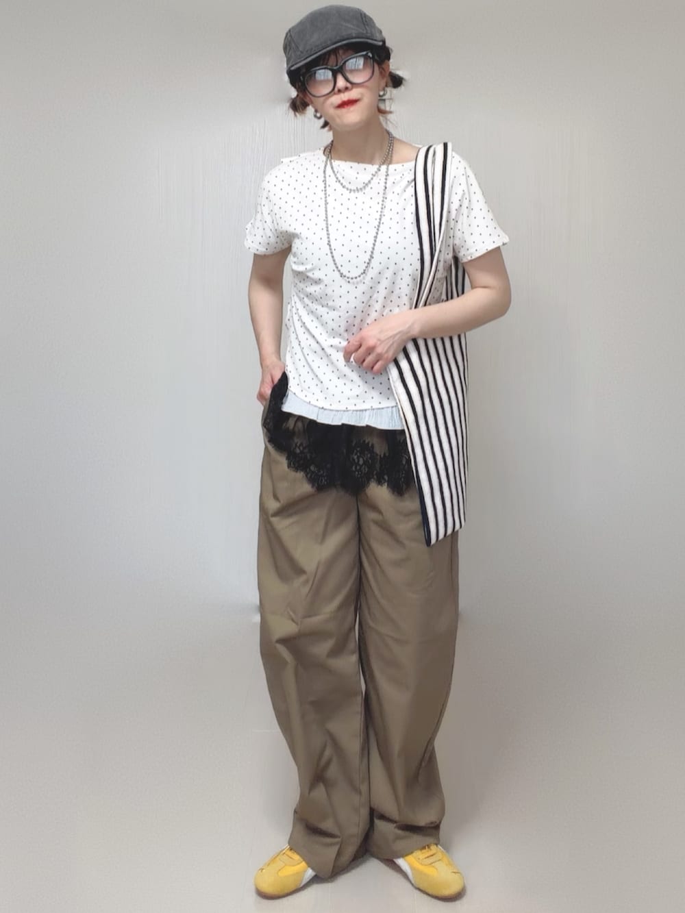 ブラック系のキャミソール、ホワイト系のトートバッグ、ホワイト系のTシャツ/カットソーを着用したレディースの夏コーディネートの4枚目の写真