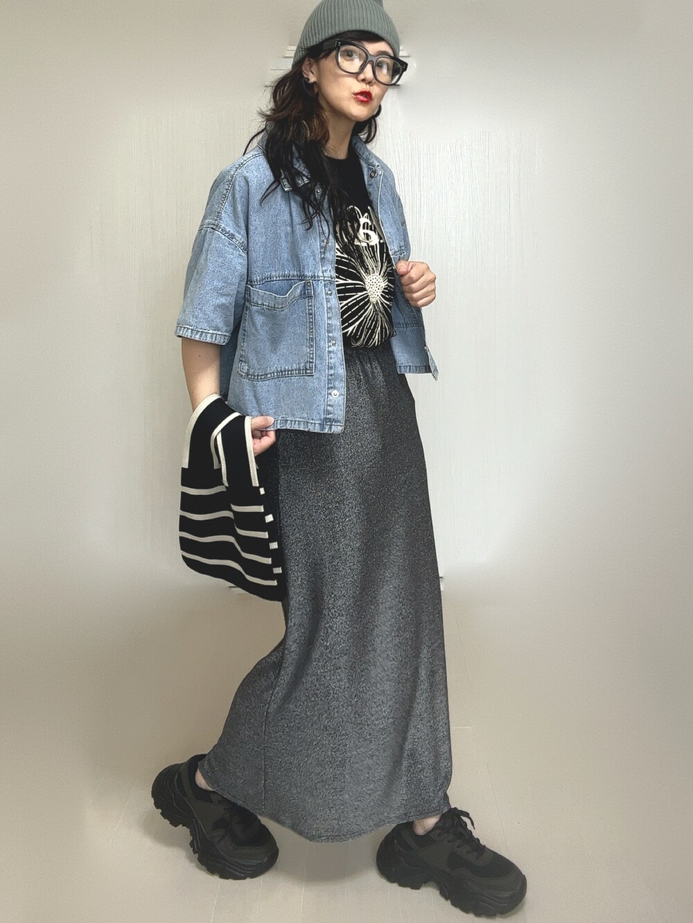 ブラック系のTシャツ/カットソー、ブルー系のシャツ/ブラウス、その他のトートバッグを着用したレディースの夏コーディネートの3枚目の写真