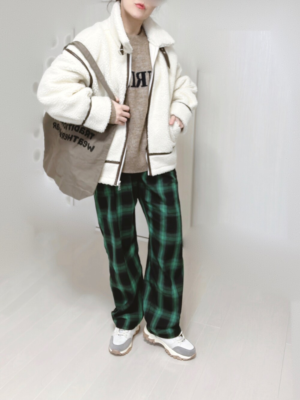 ベージュ系のスニーカー、ホワイト系のブルゾン、ベージュ系のニット/セーターを着用したレディースの冬コーディネートの4枚目の写真