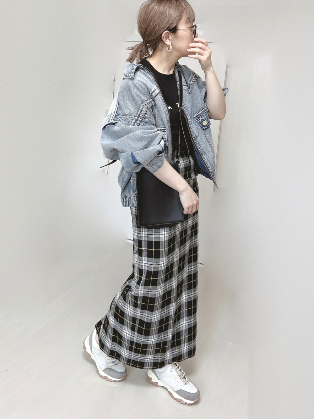 ブラック系のTシャツ/カットソー、ブルー系のブルゾン、ブラック系のショルダーバッグを着用したレディースの春コーディネートの5枚目の写真