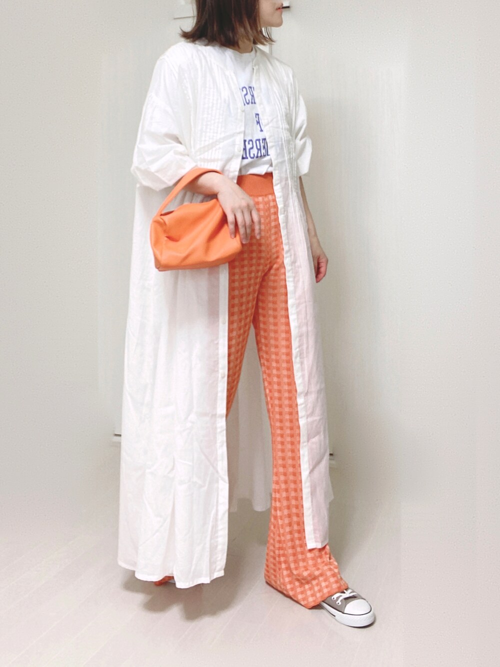 オレンジ系のその他パンツ、ホワイト系のTシャツ/カットソー、ホワイト系のシャツワンピースを着用したレディースの夏コーディネートの5枚目の写真