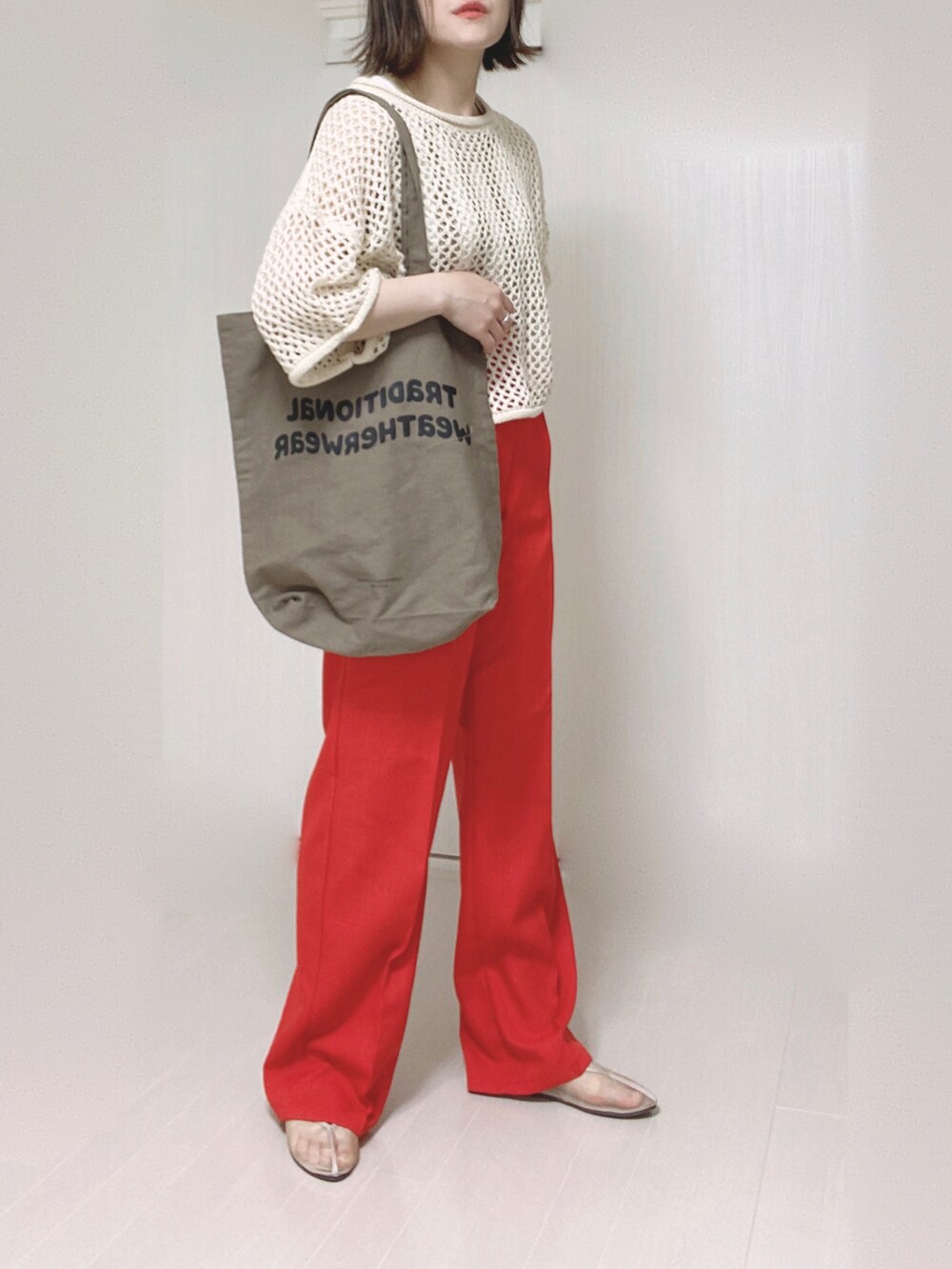 ブラウン系のトートバッグ、ベージュ系のパンプス、ベージュ系のニット/セーターを着用したレディースの春コーディネートの3枚目の写真