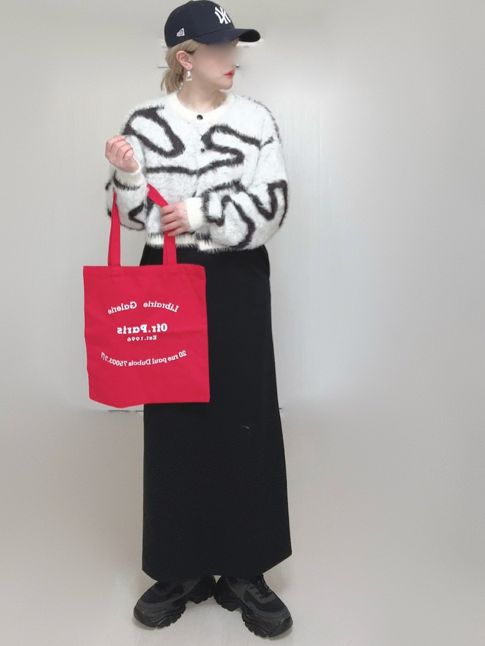 ホワイト系のカーディガン/ボレロ、ブラック系のショルダーバッグ、ブラック系のワンピースを着用したレディースの冬コーディネートの5枚目の写真