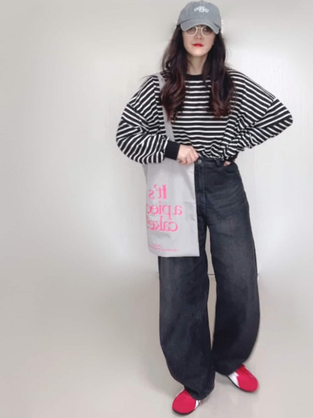 ホワイト系のTシャツ/カットソー、ブラック系のデニムパンツ、グレー系のトートバッグを着用したレディースの秋コーディネートの3枚目の写真