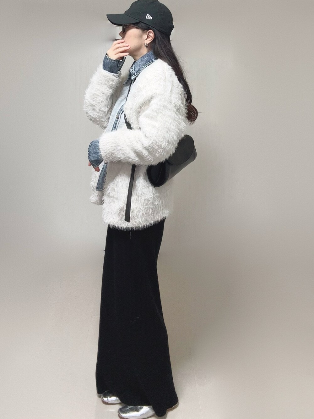 シルバー系のパンプス、ホワイト系のカーディガン/ボレロ、ベージュ系のカーディガン/ボレロを着用したレディースの冬コーディネートの5枚目の写真
