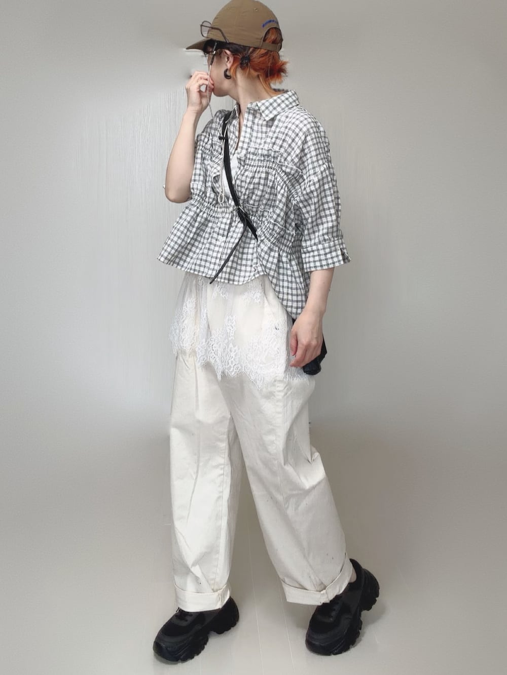 グレー系のTシャツ/カットソー、ホワイト系のシャツ/ブラウス、ブラック系のショルダーバッグを着用したレディースの夏コーディネートの2枚目の写真