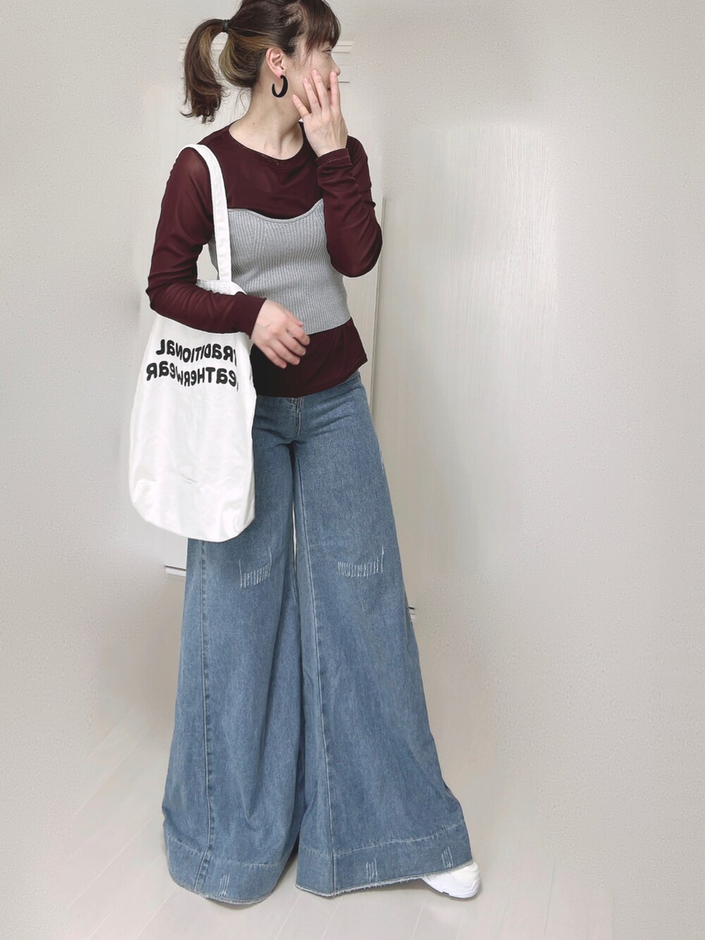 ブラウン系のTシャツ/カットソー、グレー系のチューブトップ、ホワイト系のトートバッグを着用したレディースの秋コーディネートの3枚目の写真