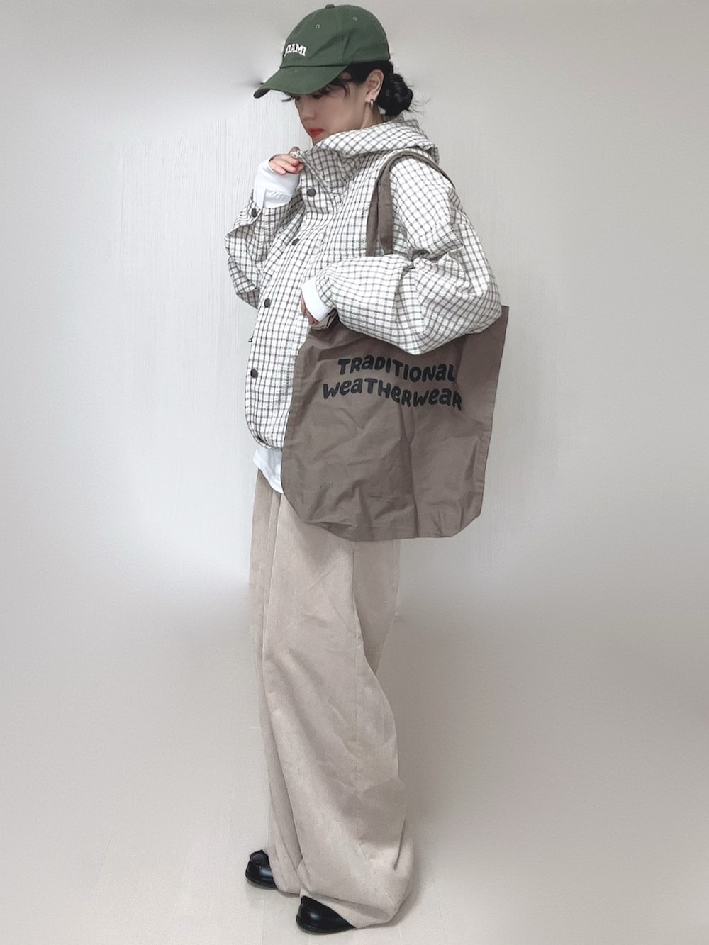 ホワイト系のTシャツ/カットソー、ブラック系のローファー、ホワイト系のパーカーを着用したレディースの春コーディネートの4枚目の写真