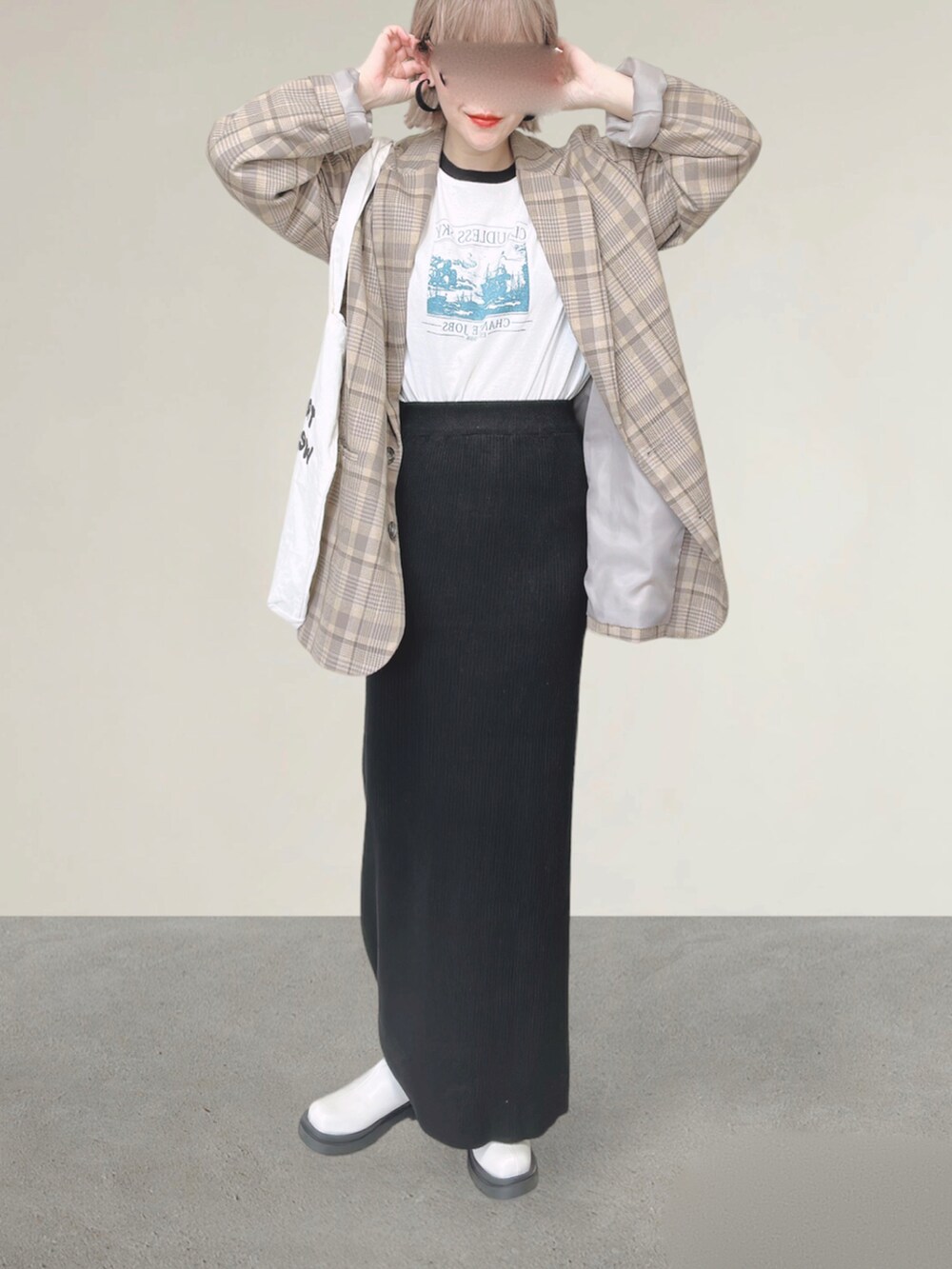 ホワイト系のTシャツ/カットソー、ベージュ系のテーラードジャケット、ホワイト系のトートバッグを着用したレディースの秋コーディネートの2枚目の写真