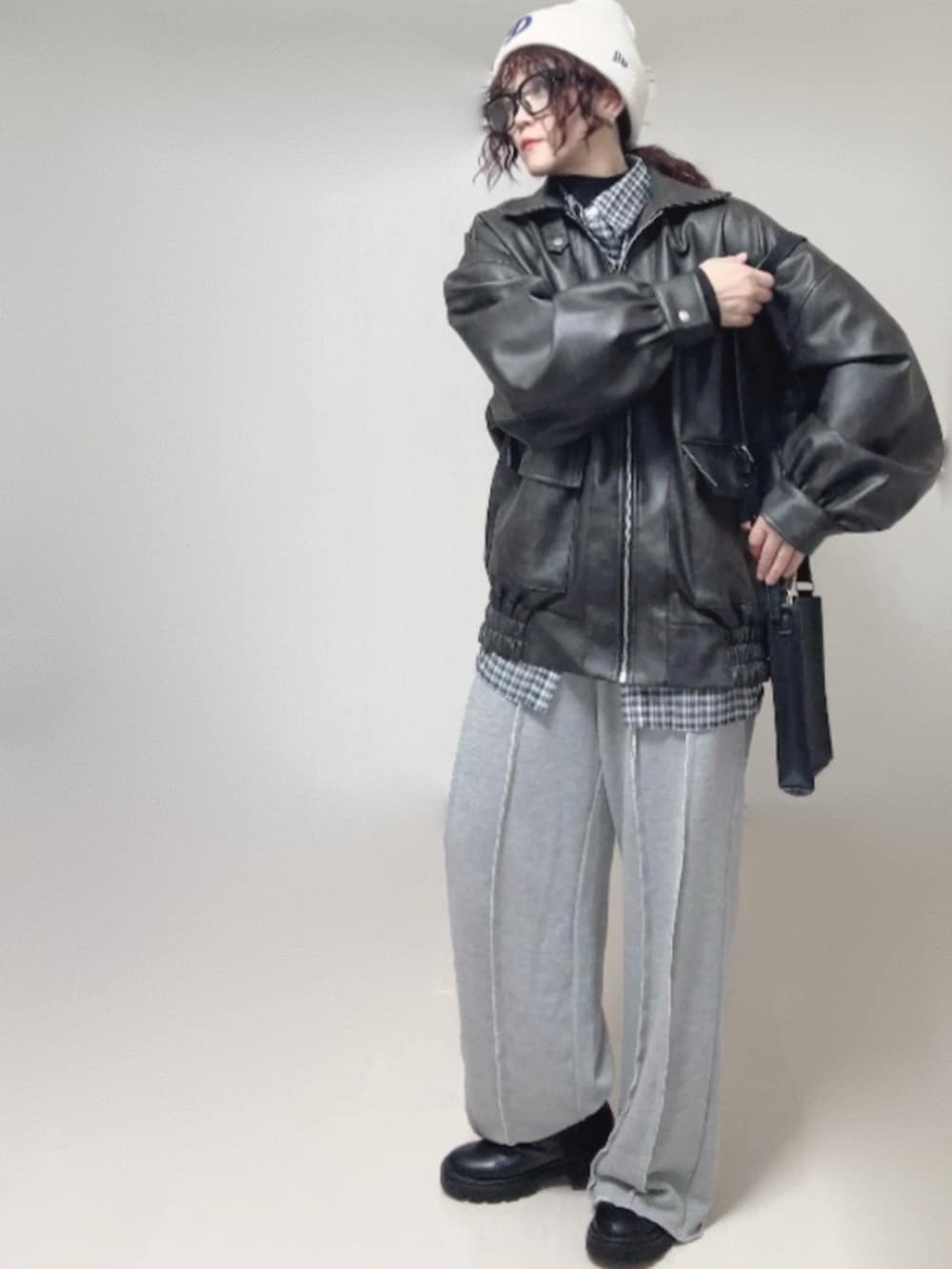 ブラック系のシャツ/ブラウス、ブラック系のブルゾン、グレー系のスウェットパンツを着用したレディースの秋コーディネートの3枚目の写真