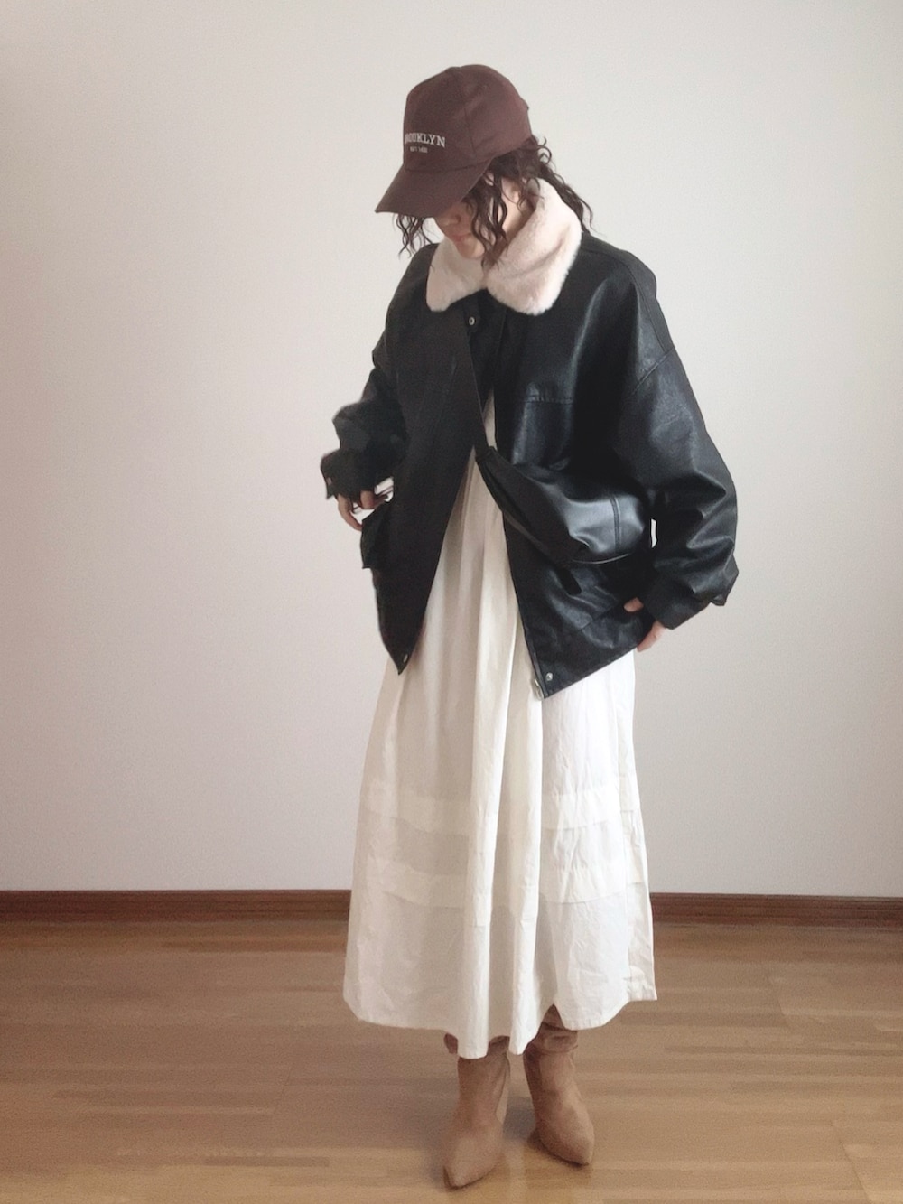 ブラック系のブルゾンを着用したレディースの冬コーディネートの2枚目の写真