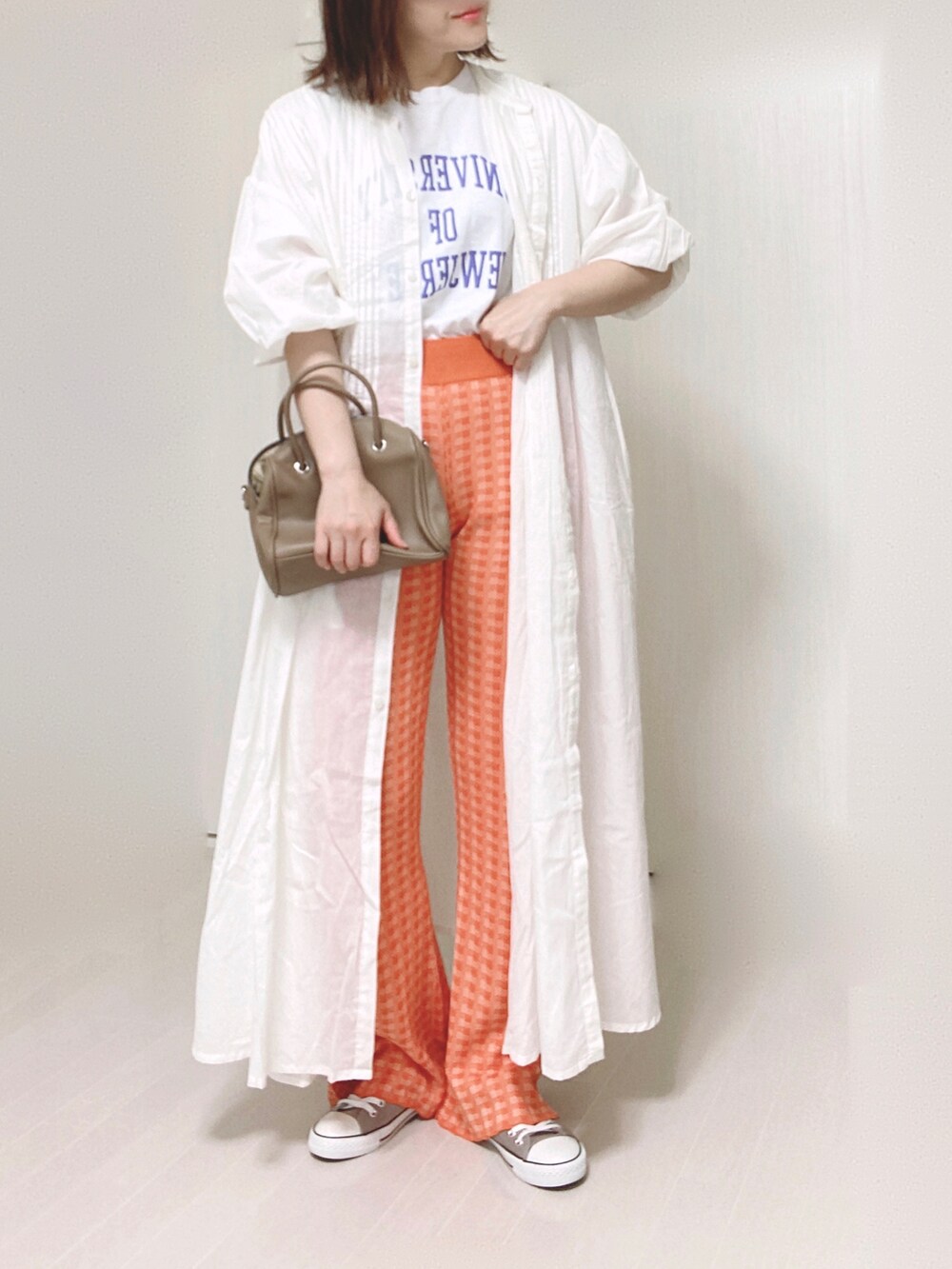 オレンジ系のその他パンツ、ホワイト系のTシャツ/カットソー、ホワイト系のシャツワンピースを着用したレディースの夏コーディネートの4枚目の写真