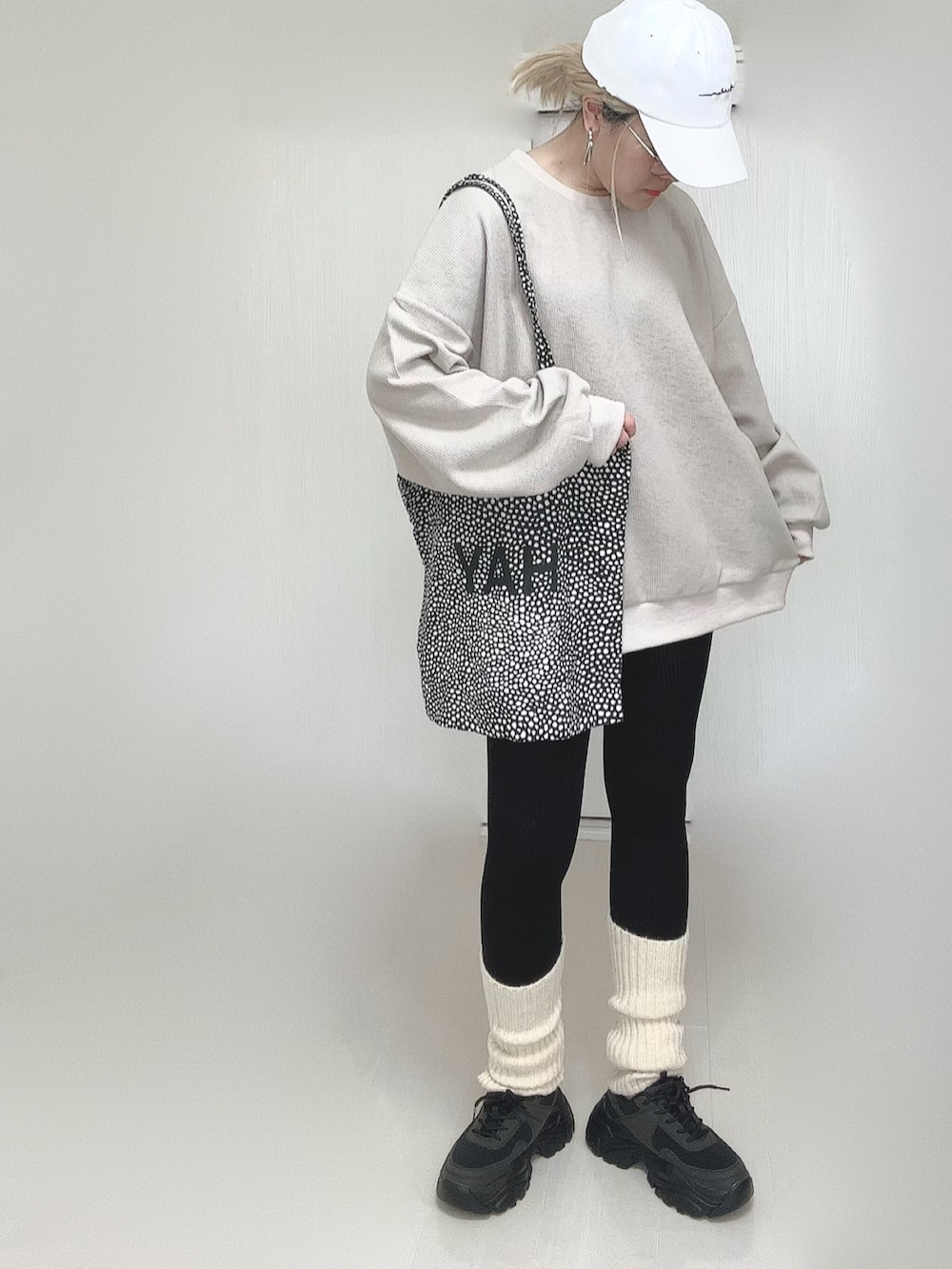 ベージュ系のTシャツ/カットソー、ブラック系のスニーカー、ホワイト系のアームカバーを着用したレディースの春コーディネートの2枚目の写真