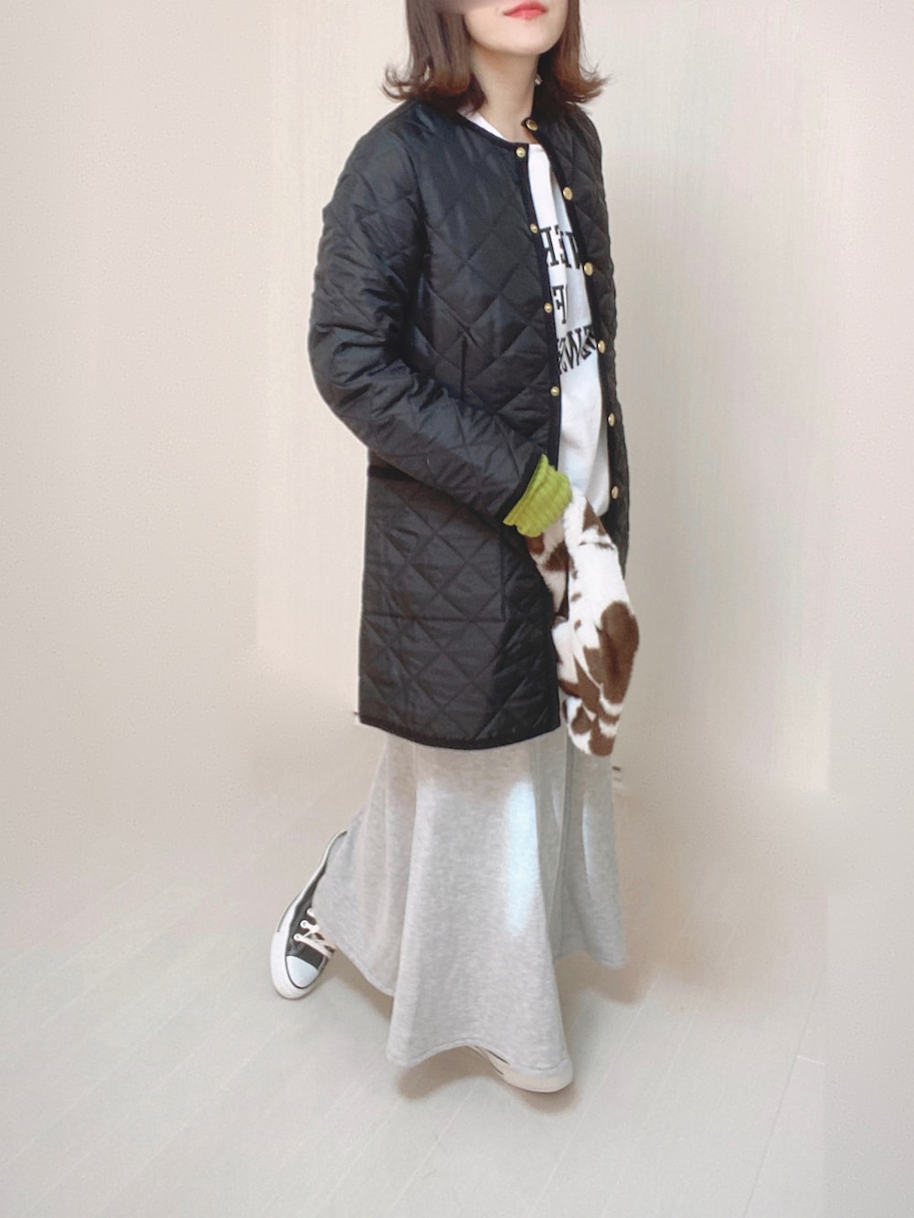 ブラック系のその他アウター、ホワイト系のスウェット、グレー系のスカートを着用したレディースの冬コーディネートの5枚目の写真