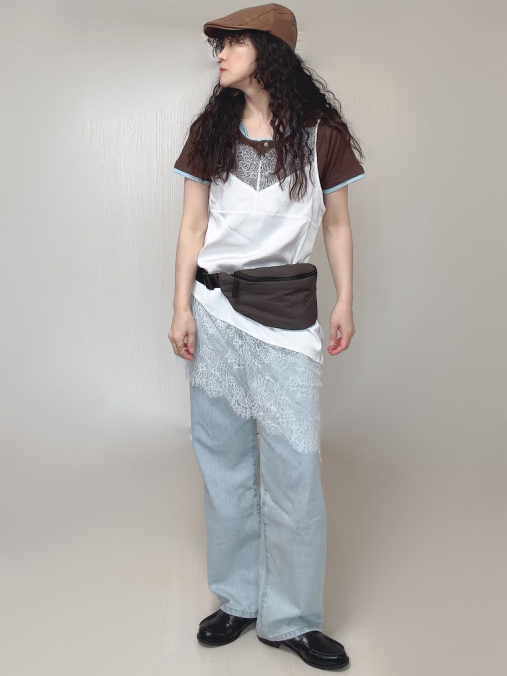 ブラウン系のTシャツ/カットソー、ホワイト系のキャミソール、ブルー系のデニムパンツを着用したレディースの春コーディネートの3枚目の写真
