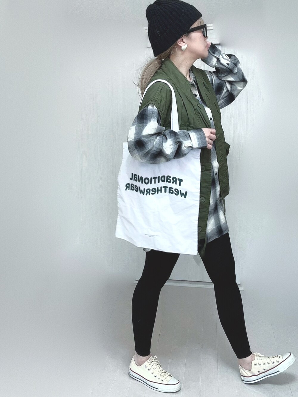 グリーン系のその他アウター、ホワイト系のシャツ/ブラウス、ホワイト系のトートバッグを着用したレディースの春コーディネートの2枚目の写真