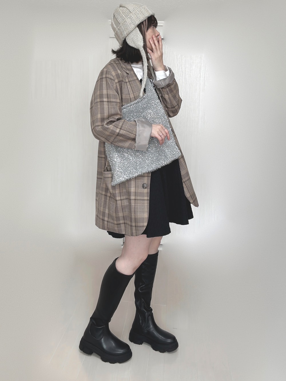 ブラック系のブーツ、グリーン系のカバーオール、ホワイト系のTシャツ/カットソーを着用したレディースの秋コーディネートの4枚目の写真