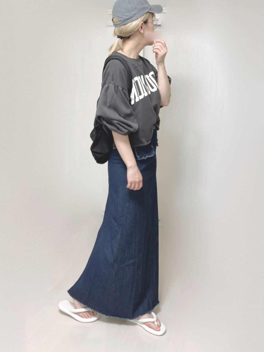 ブルー系のセットアップ、ブラック系のバックパック/リュック、ホワイト系のサンダルを着用したレディースの夏コーディネートの5枚目の写真