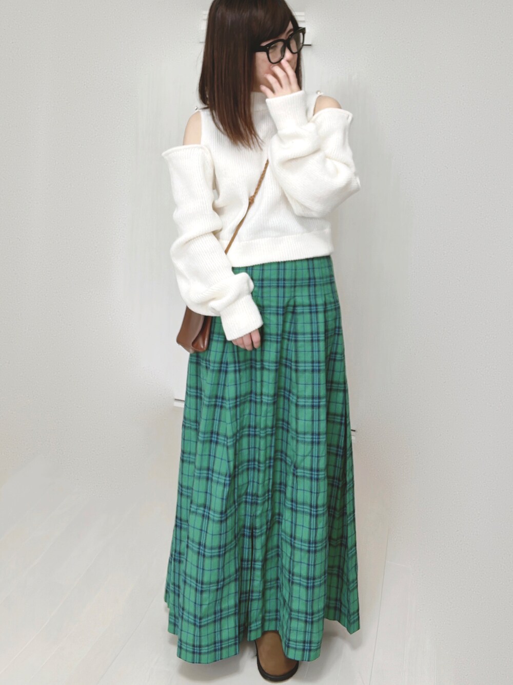 グリーン系のスカート、ブラウン系のショルダーバッグ、ブラウン系のスリッポンを着用したレディースの春コーディネートの2枚目の写真