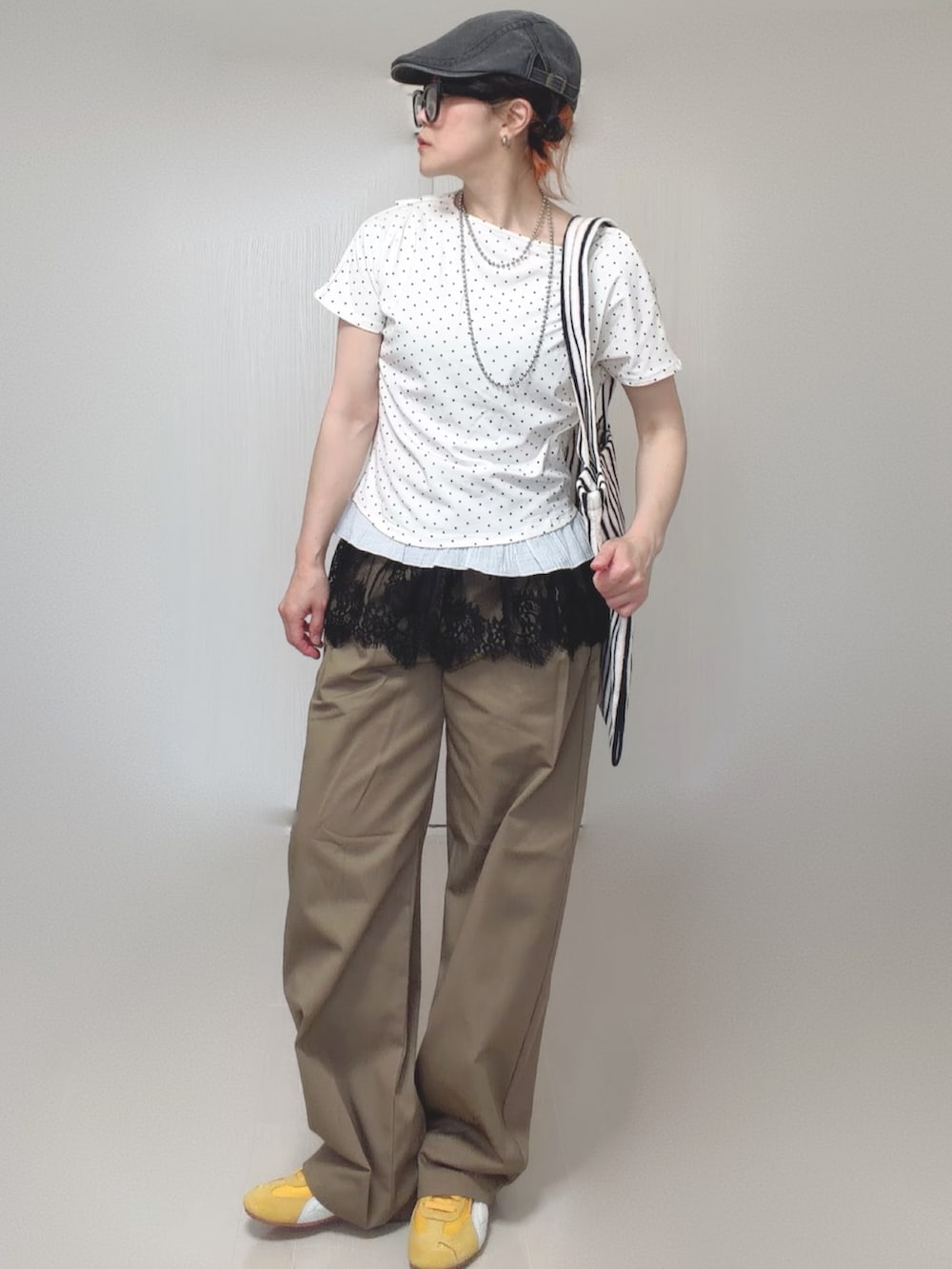 ブラック系のキャミソール、ホワイト系のトートバッグ、ホワイト系のTシャツ/カットソーを着用したレディースの夏コーディネートの2枚目の写真