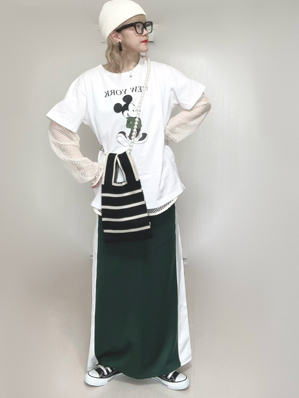 ホワイト系のTシャツ/カットソー、その他のトートバッグ、グリーン系のスカートを着用したレディースの春コーディネートの5枚目の写真