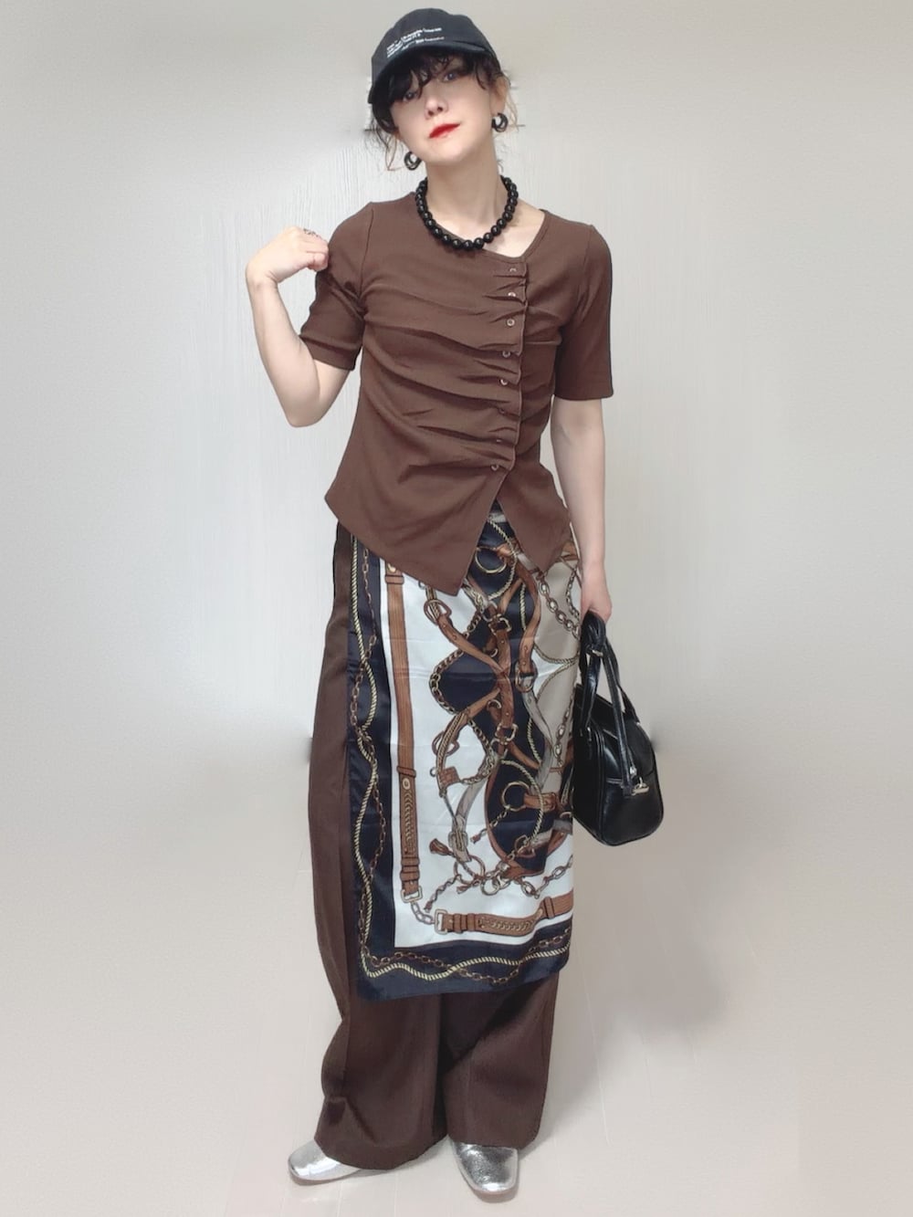 ブラウン系のTシャツ/カットソー、ブラウン系のその他パンツ、ブラック系のボストンバッグを着用したレディースの夏コーディネートの3枚目の写真