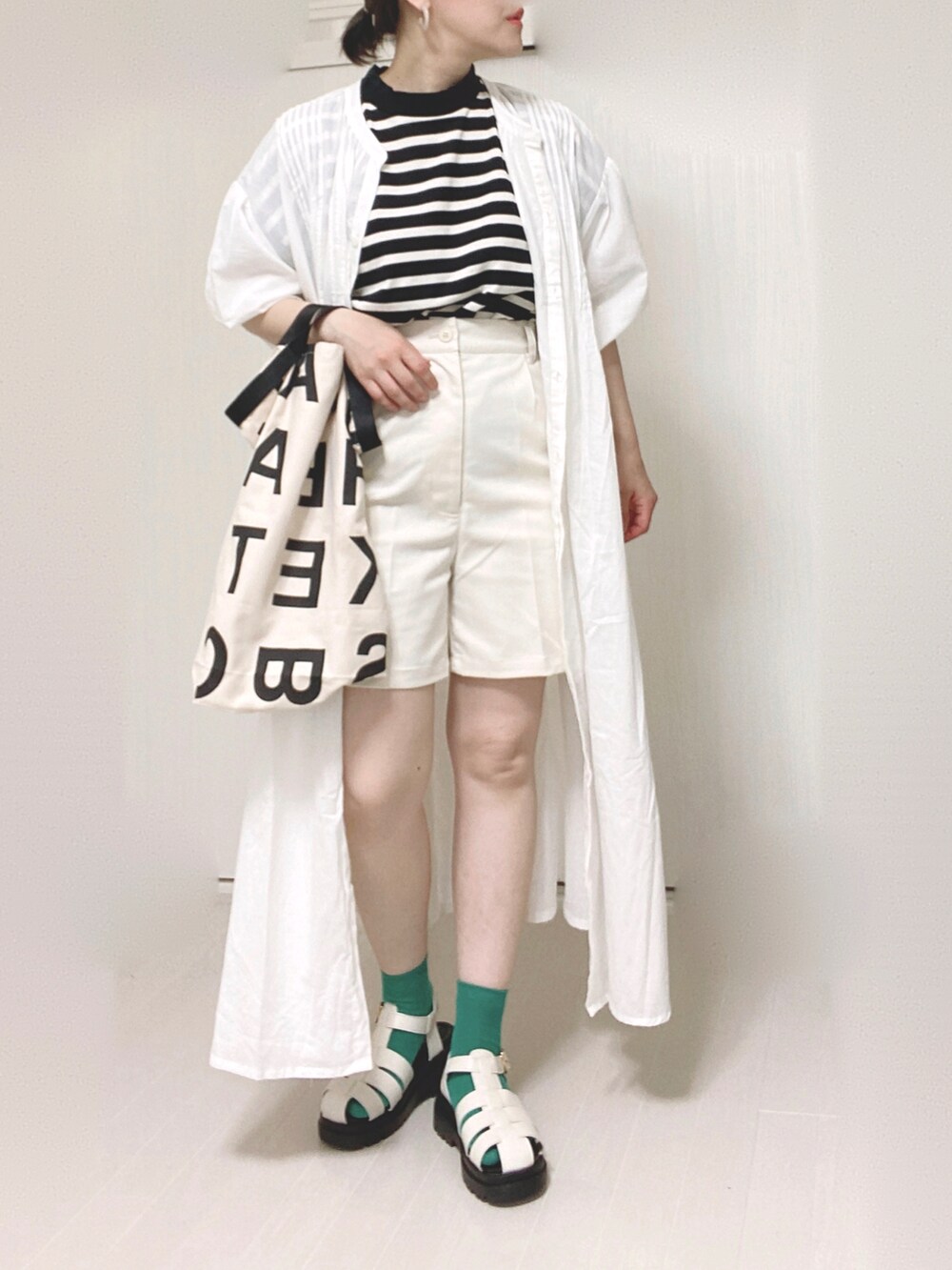 ホワイト系のその他パンツ、ホワイト系のTシャツ/カットソー、ホワイト系のシャツワンピースを着用したレディースの夏コーディネートの2枚目の写真
