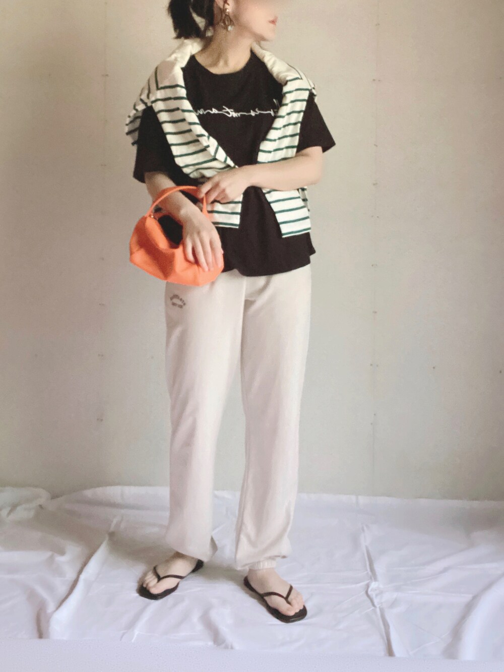 ブラック系のTシャツ/カットソー、グリーン系のTシャツ/カットソー、オレンジ系のショルダーバッグを着用したレディースの夏コーディネートの4枚目の写真