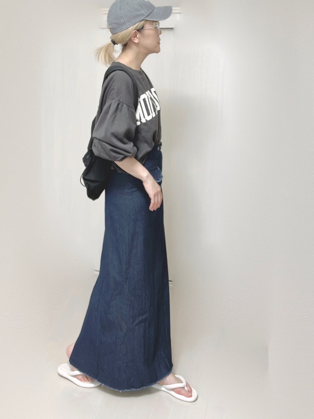 ブルー系のセットアップ、ブラック系のバックパック/リュック、ホワイト系のサンダルを着用したレディースの夏コーディネートの4枚目の写真