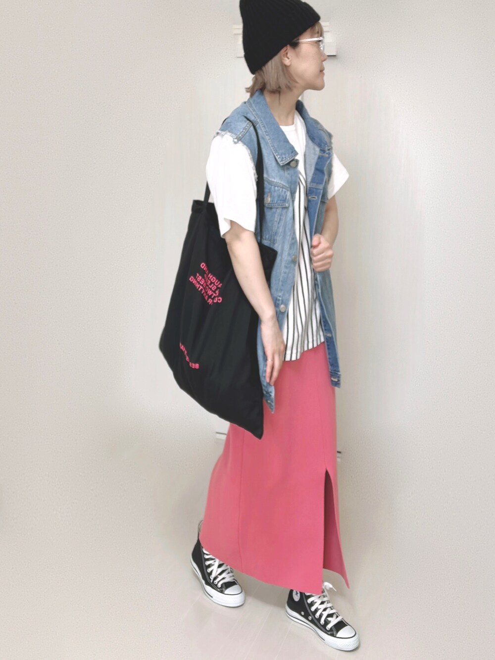 ホワイト系のTシャツ/カットソー、ブルー系のベスト、ブラック系のトートバッグを着用したレディースの夏コーディネートの4枚目の写真