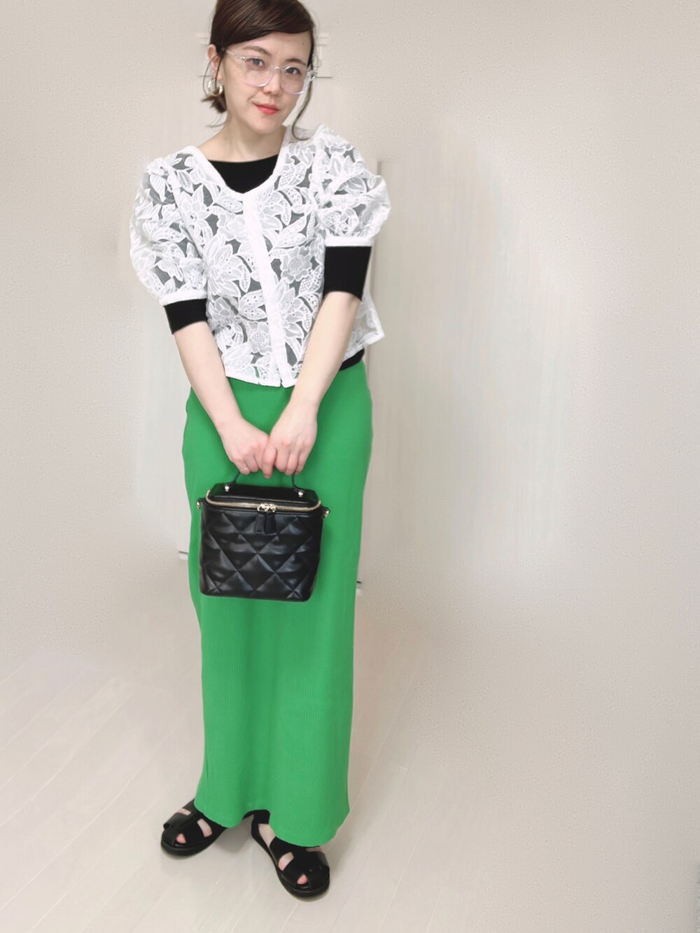 ホワイト系のシャツ/ブラウス、ブラック系のTシャツ/カットソー、グリーン系のスカートを着用したレディースの春コーディネートの3枚目の写真
